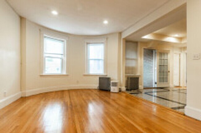 Foto del edificio - Brookline / BU Central Campus 3 Bed/2 Bath...