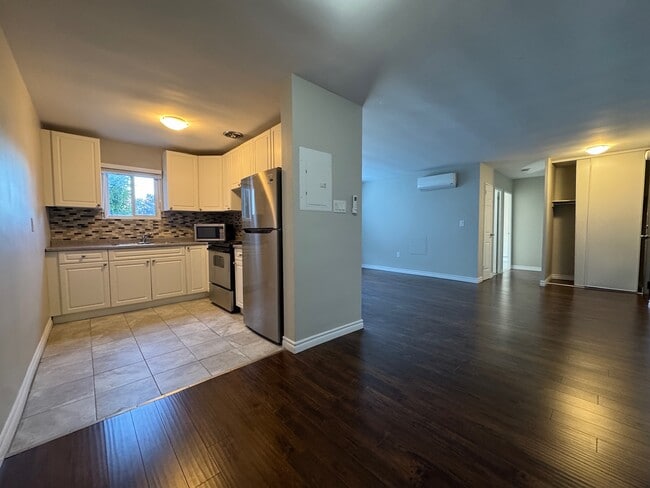 Building Photo - Updated 1 Bedroom & 1 Bathroom Apartment!
