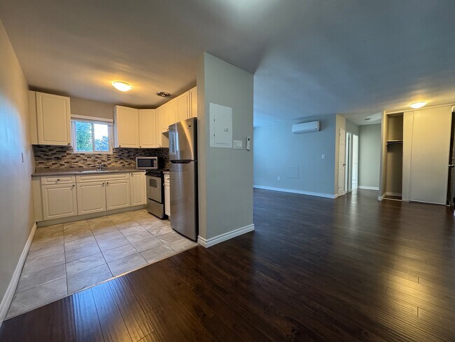 Photo du bâtiment - Updated 1 Bedroom & 1 Bathroom Apartment!