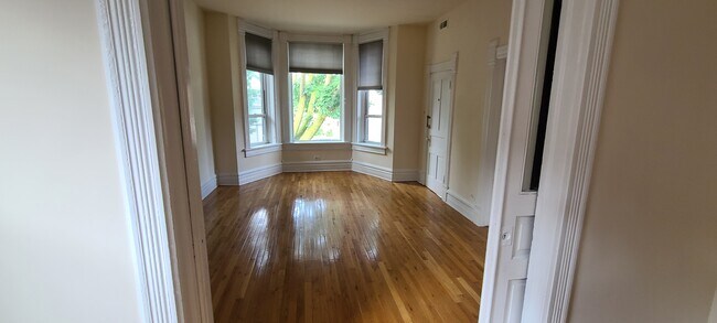 Building Photo - 3363 S Lowe Ave