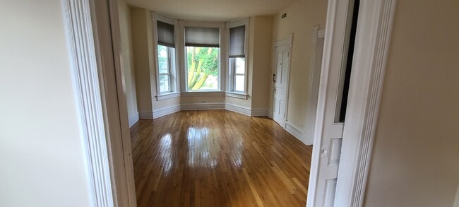Building Photo - 3363 S Lowe Ave