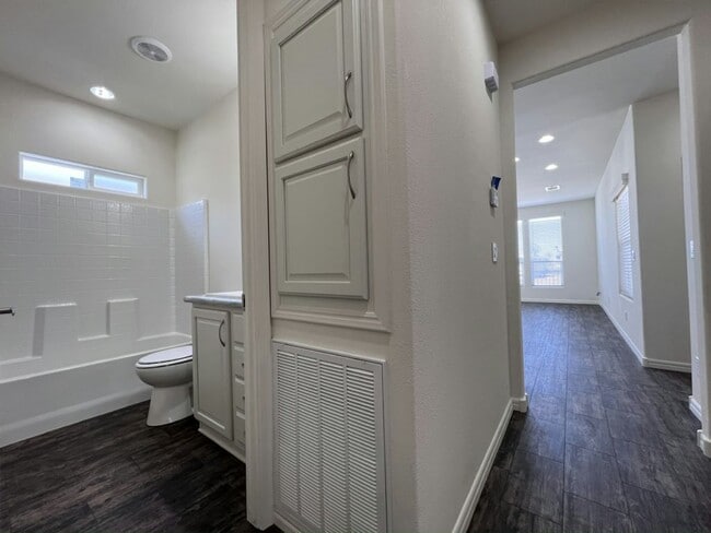 Building Photo - 2206 S Ellsworth Rd