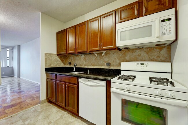 Foto del edificio - 7002 BLVD E