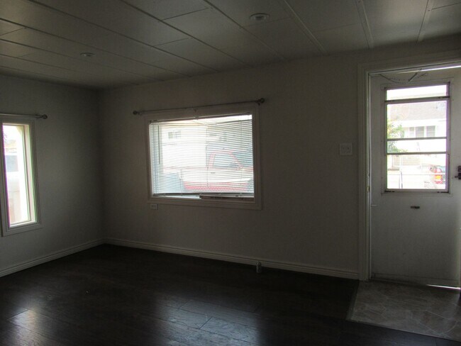 Building Photo - 741 N Lincoln St