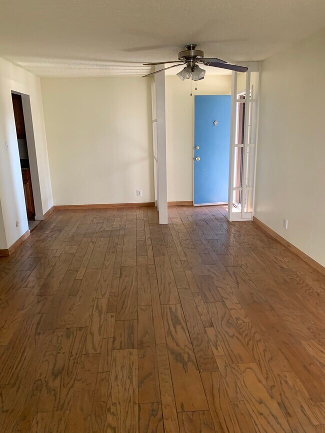 Building Photo - 2600 Laguna Cir