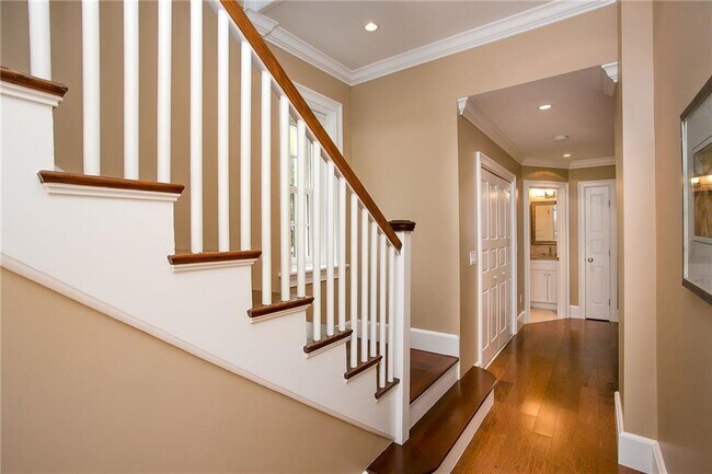 Foto del edificio - 241 Ruggles Ave