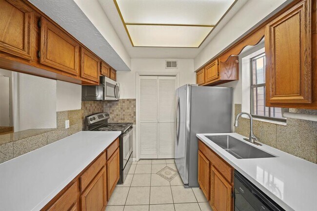 Building Photo - 800 Country Pl Dr