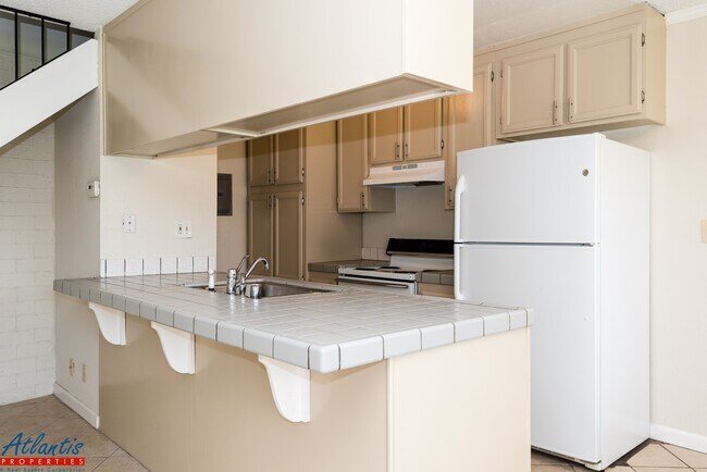 Foto del edificio - Beautiful Condo | Carport