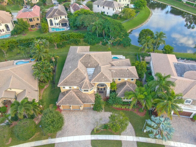 Building Photo - 10766 Versailles Blvd