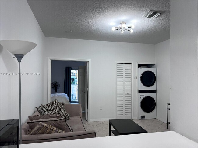 Foto del edificio - 2734 Bird Ave