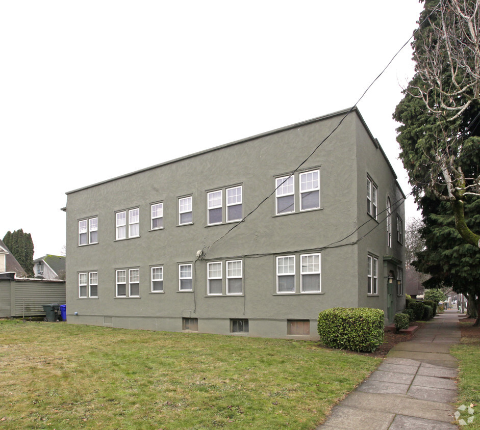 Primary Photo - 2100 NE Everett St