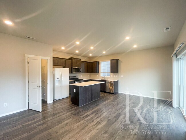 Building Photo - Spacious New 4-Bed