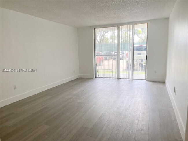 Foto del edificio - 484 NW 165th St
