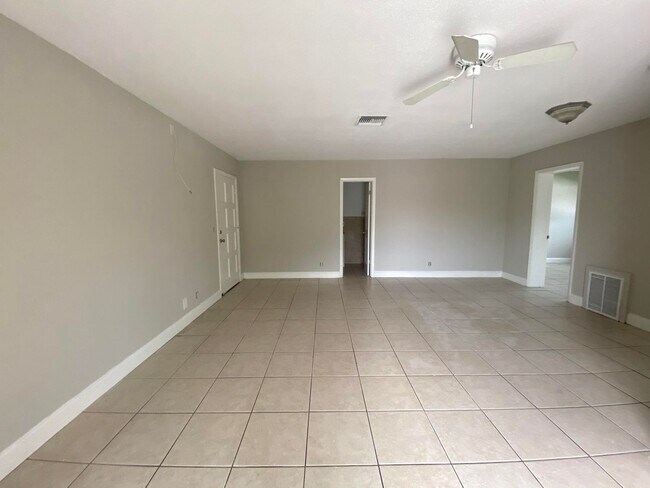 Living Room/Dining Room - 425 NE 7th Ave