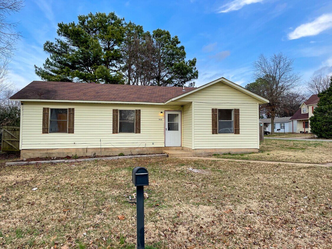 Foto principal - 712 Jill Ln