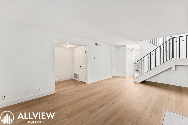 Building Photo - Gorgeous 3 Bed/2.5 Bath in Newport Beach Available Now!