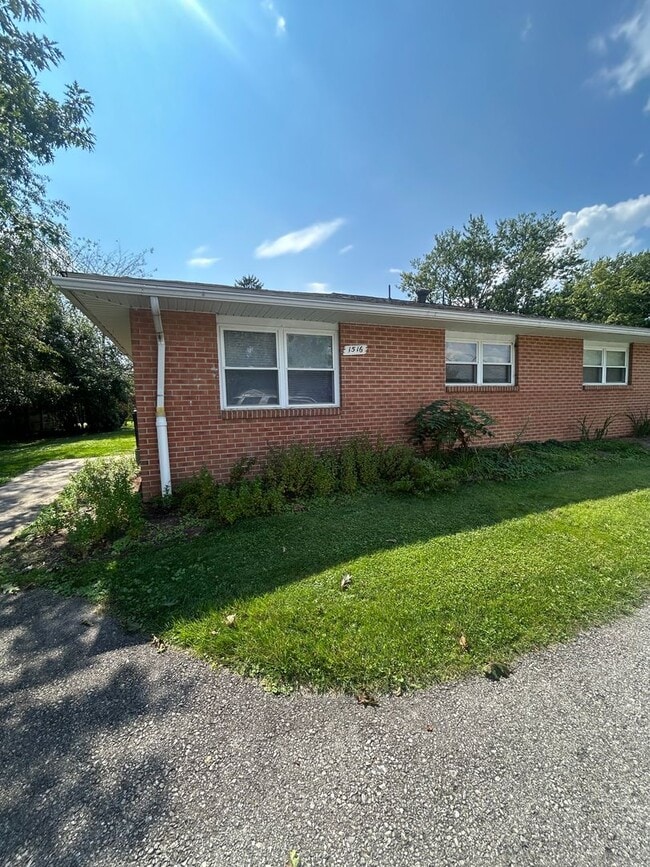 Building Photo - 1516 N Allen St