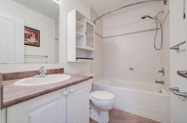 Photo du bâtiment - OAKVILLE – MODERN 2 BEDROOM – 2 BATHROOM – TOWNHOUSE – $2,600 – ONLY