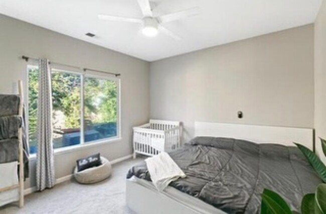 Building Photo - 320 Mt Whitney Dr