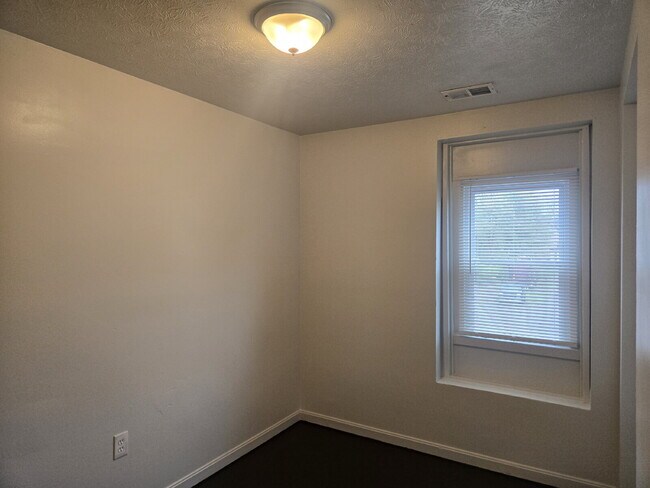 Foto del edificio - "5-Bedrooms with 2 Full Baths on Olive Street with 1676 sq feet!"