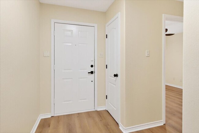 Foto del edificio - 4453 Lake George Dr