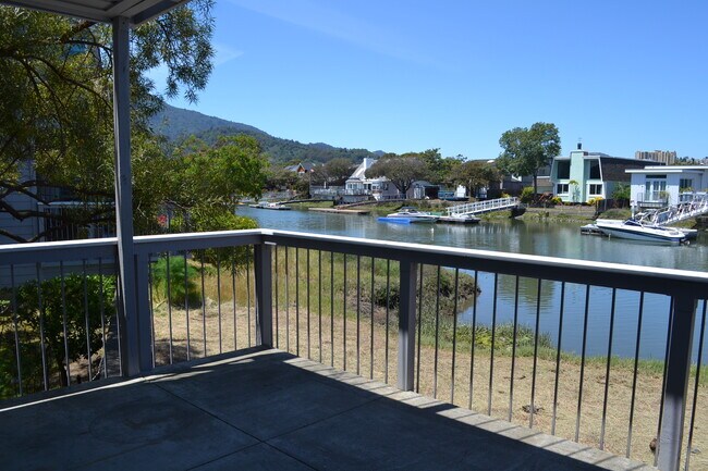 Foto del edificio - 100 Lucky Dr