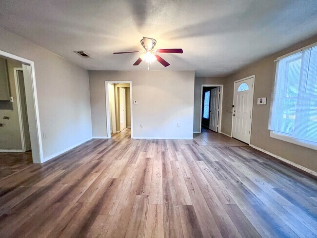 Foto del edificio - Spacious 3/1 With Back Patio!