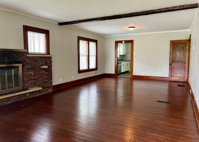 Foto del edificio - Charming 2-Bedroom with Fenced Yard, Garag...