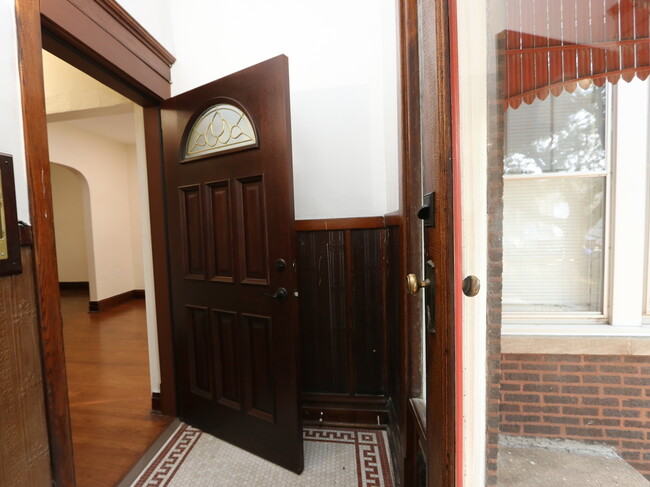 Building Photo - 2333 N Kilbourn Ave