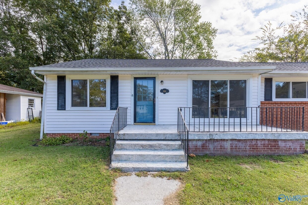 Primary Photo - 816 Giles Dr NE