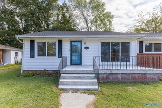 Building Photo - 816 Giles Dr NE