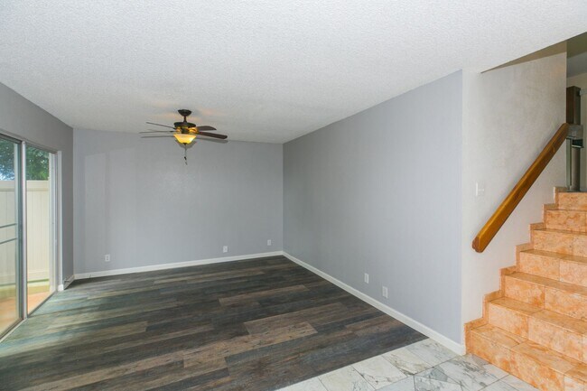 Foto del edificio - Spacious, pet friendly, updated townhome i...