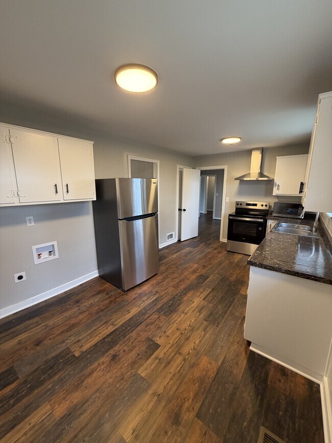 Foto del edificio - 853 Shades Crest Rd