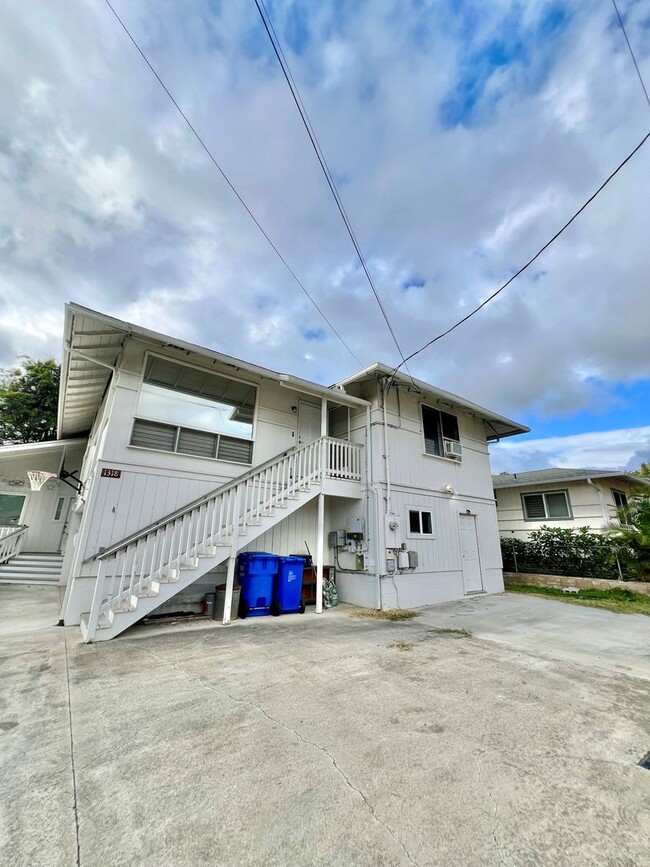 Foto del edificio - Bright and Breezy Manoa Living. Spacious 3...