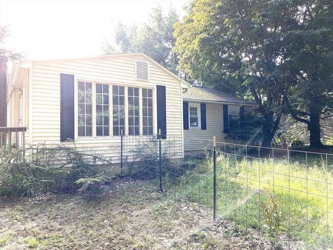 Foto del edificio - 463 Bailey Rd