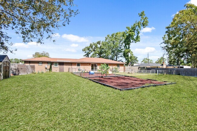 Foto del edificio - 5302 Treaschwig Rd