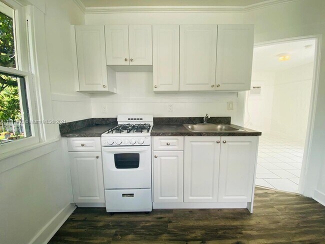 Foto del edificio - 229 NE 56th St