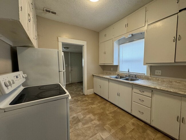 Building Photo - 1511 S Hydraulic Ave