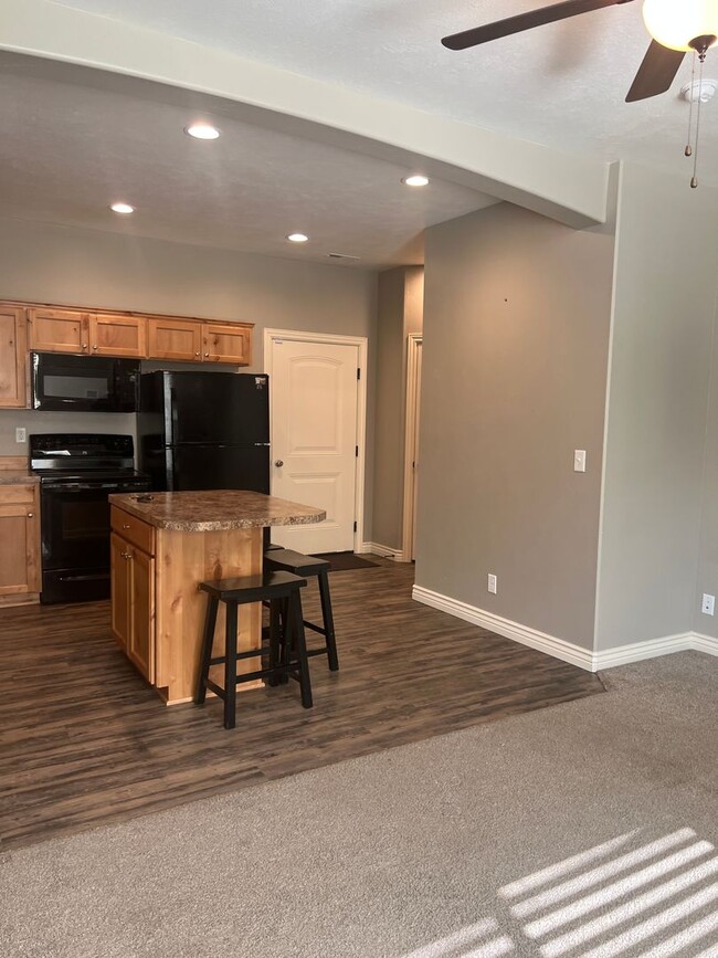 Building Photo - 3 bed, 2.5 bath RockCreek Townhome