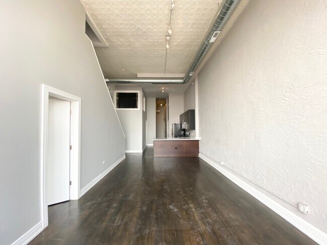 Building Photo - 1308 N Milwaukee Ave