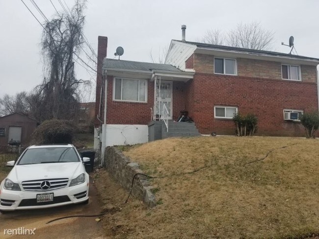 Building Photo - 405 St Margarets Dr