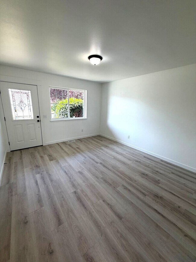 Building Photo - Newly remodeled 4 bedrrom 2.5 bathroom