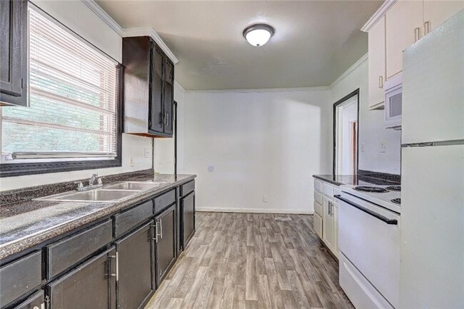 Building Photo - 2006 Pine Hill Dr