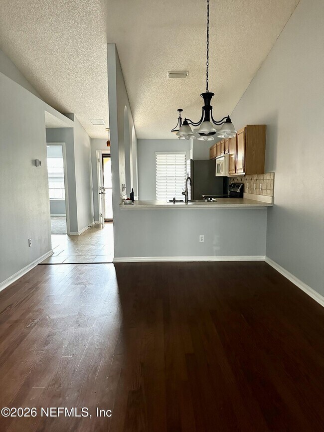 Foto del edificio - 341 Redwood Ln