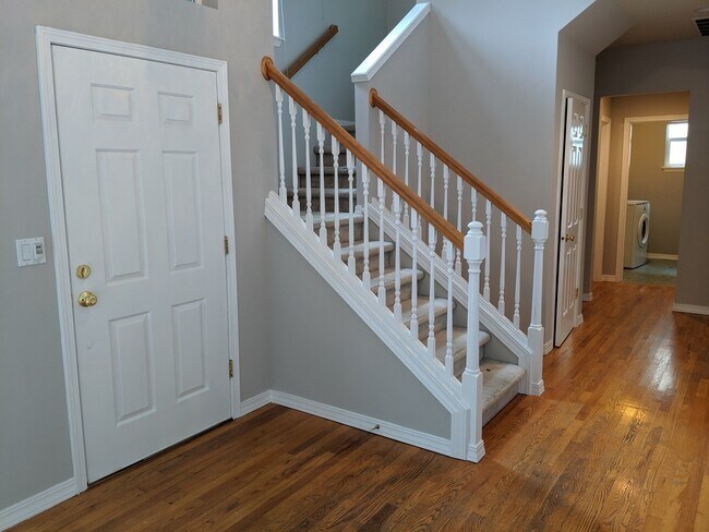Building Photo - Stunning 2 Story 4 Bed 2.5 Bath Home in Re...