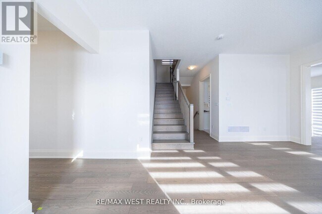 Building Photo - 2215 Crystal Dr