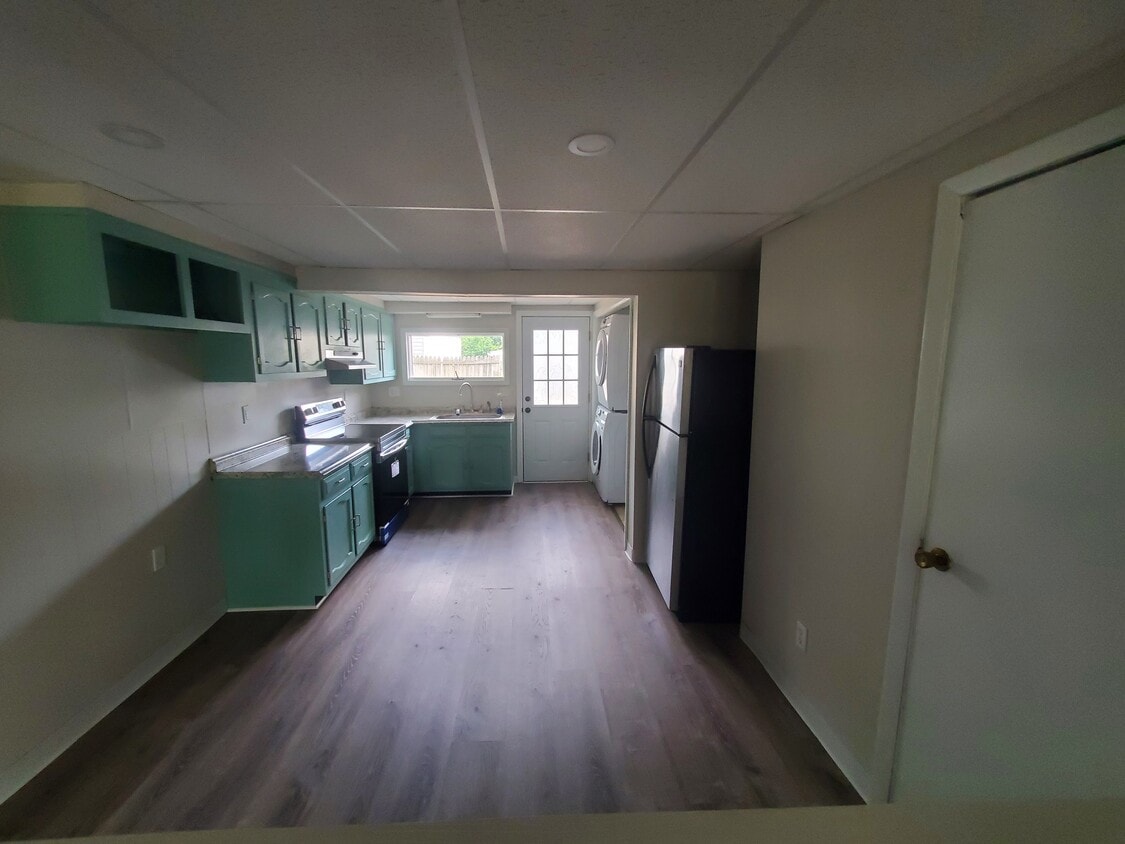Kitchen - 10 Highland View Ave
