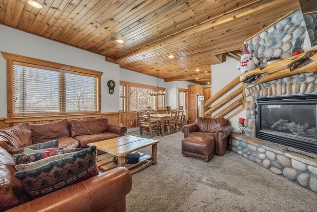 Building Photo - Furnished Timber Wolf Lane Gem - All Utili...