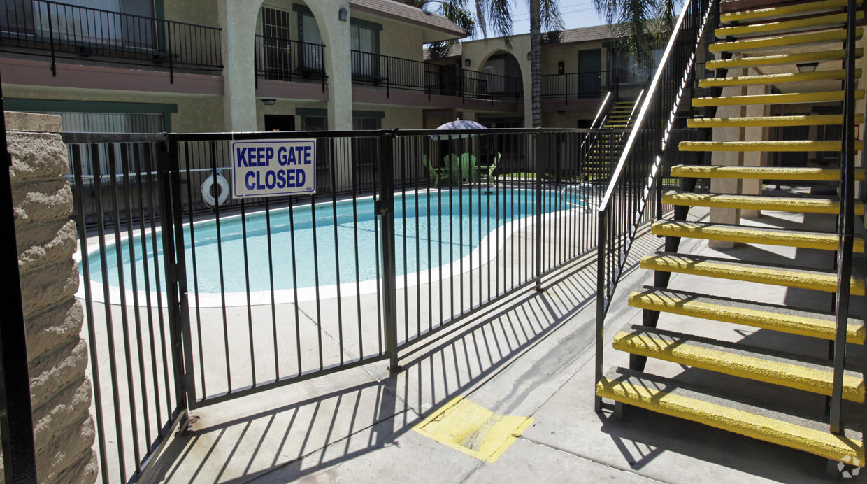 Piscina - Las Palmas Apartments