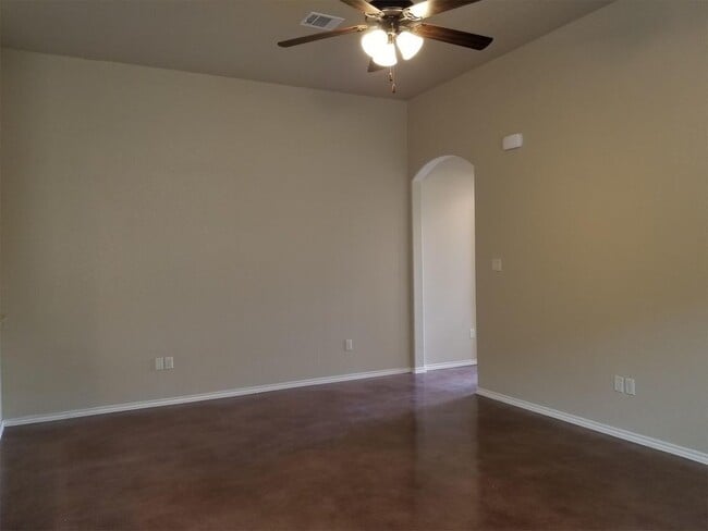 Building Photo - *COMING SOON* High Ceilings, Fenced Yard & 2-Car Garage – New Braunfels Living!